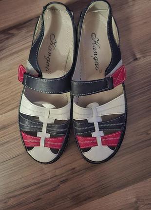 Мокасины, босоножки.