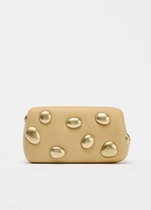 Клатч с металлическими аппликациями