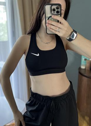 Чорний спортивний топ nike