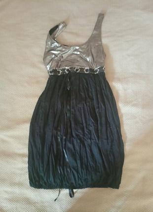 Блискуча сукня