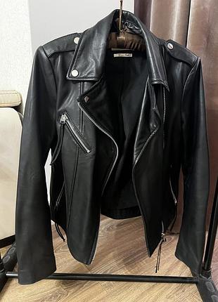 Шкіряна курточка від mango