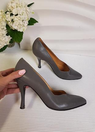 Сірі шкіряні туфлі човники на шпильці 38