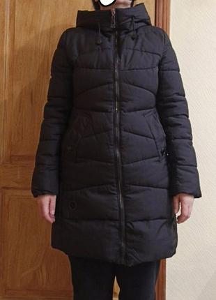 Как новая в идеальном состоянии замечательная теплая куртка на синтапоне или холлофайбери внутри, теплая и легкая, одевала несколько раз длина 90 полугрудь 50