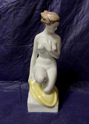 Винтажная фарфоровая фигура "купальница", венция, hollohaza, 60-ти гг.