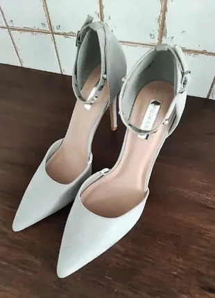 Дуже гарні елегантні сірі замшеві босоніжки на шпильках primark 38