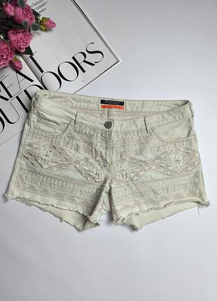 Бежевые джинсовые шорты с вышивкой и необработанным краем maison scotch eur 38 р.