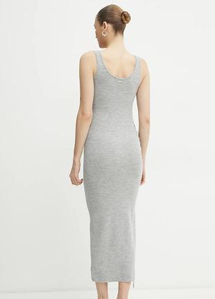 Сіра сукня по фігурі