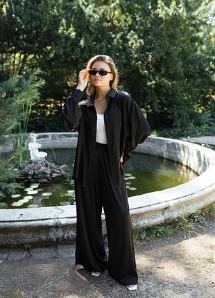 Стильный шелковый костюм с широкими брюками