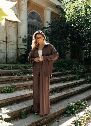 Очень стильный базовый шелковый костюм с брюками