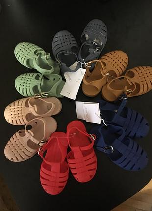 Босоніжки , сандалі