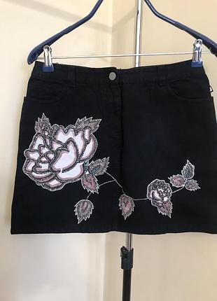 Гарна спідниця з вишивкою