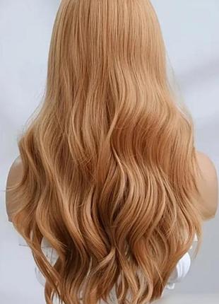 Роскошный парик волнистая, средний пробор матовая.