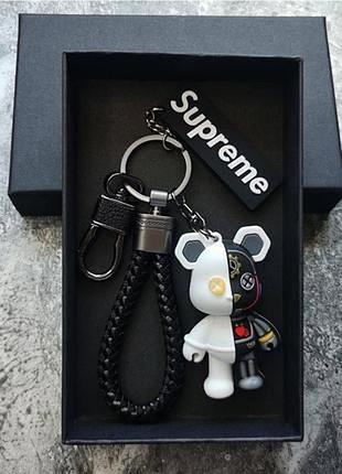 Брелок мишка bearbrick киборг supreme черно-белый