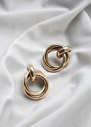 Круглі сережки в золотому кольорі