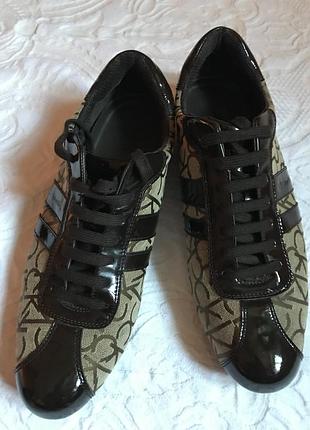 Стильные кроссовки