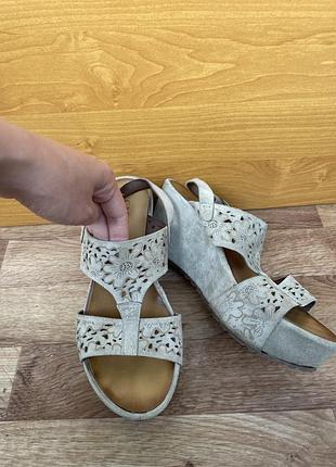 Жіночі босоніжки на танкетці