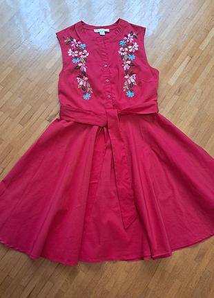 Красное платье с вышивкой.