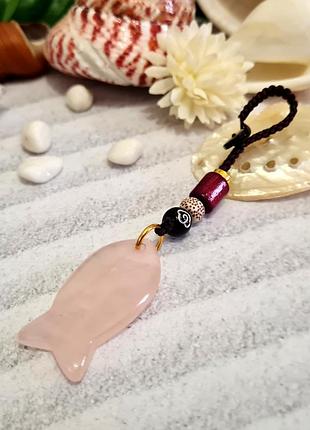 🔺🌺🐟брелок натуральный камень розовый кварц "рыбка" для ключей, на сумочку, косметичку