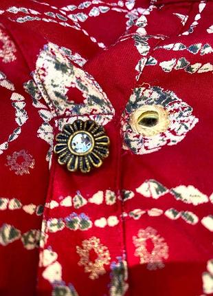 Розкішна червона сукня з золотом та прикрасами, виготовлена з натуральної тканини