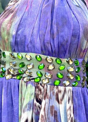 Красиве літнє плаття яскраво-бузкового кольору з зеленню