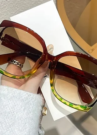 Жіночі оверсайз окуляри у квадратній оправі.