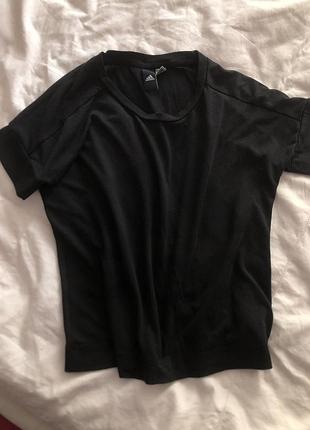 Футболка чорна