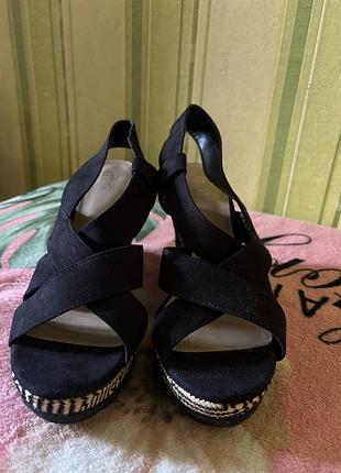 Нові босоніжки