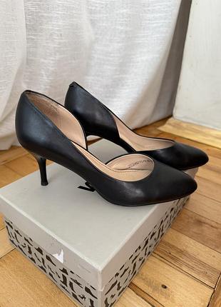 Туфлі чорні шкіряні на підборах