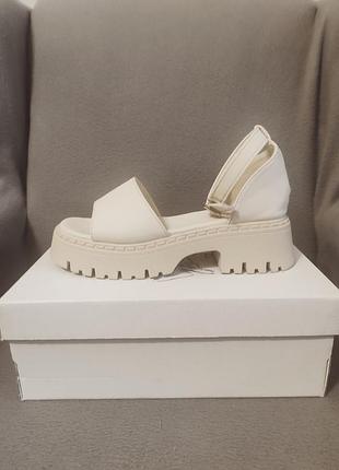 Жіночі босоніжки