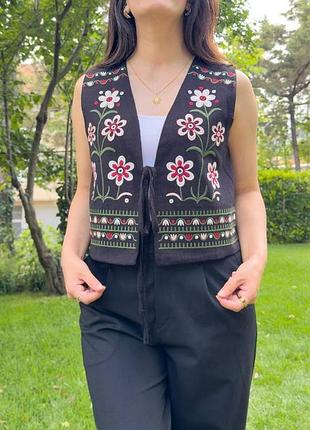 Колоритный жилет с вышивкой, украинская накидка вышиванка, этатно жилет с вышивкой