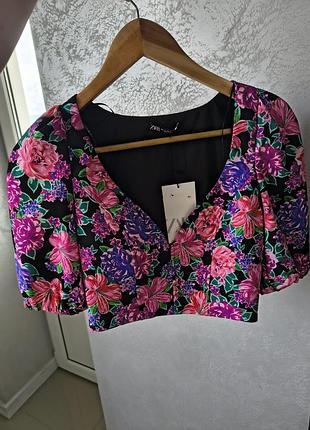 🔥 новый топ zara с биркой  
размер: xs
материал: 100% полиэстер 
оригинал, привезен из европы  
очень стильная модель, хорошо сидит по фигуре.
