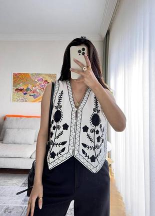 Колоритный жилет с вышивкой, украинская жилетка вышиванка, этатно жилет с вышивкой на пуговицах