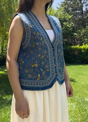 Колоритный джинсовый жилет вышиванка, украинская жилетка вышиванка, этатно жилет с вышивкой на пуговицах