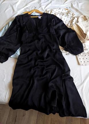 Нарядное черное прямое платье с разрезом на ноге