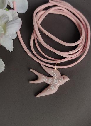 Чокер птичка, подвеска птичка на шею, ластовица из полимерной глины, женские украшения на шею