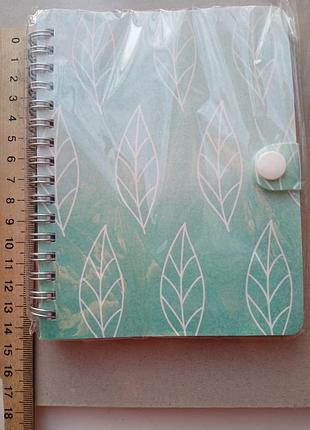 Блокнот записная книжка зеленый с белыми листочками на пружине с застежкой записная книжка