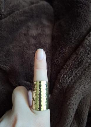 Каблочка золотого цвета, стиль мятый, сплав,размер регулируется минимальная 16-й максимальная 19