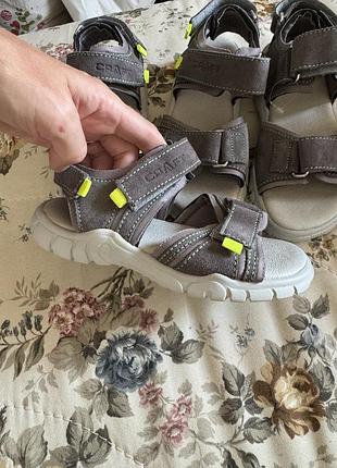 Новые кожаные босоножки для мальчика