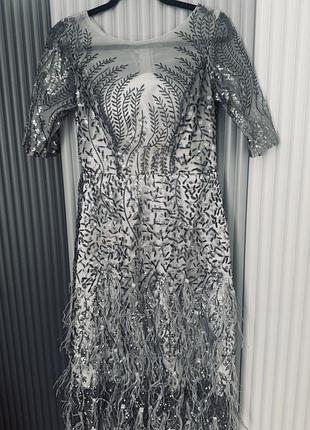 Розкішна коктейльна сукня з паєтками та пір’ям