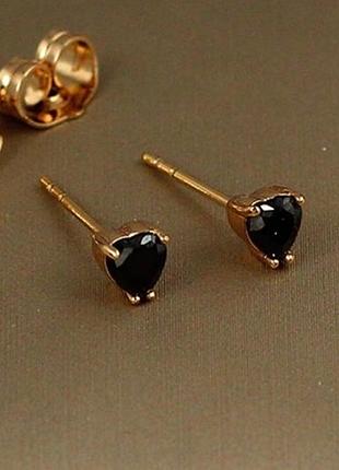 Серьги гвоздики xuping jewelry сердечки с черными камушками 4 мм золотистые