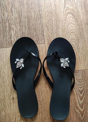 Шлепки женские. размер 39-40 потолка 26 см. имеет дефект на последнем фото, выпал камушки, и нет одной лапки. камушки можно вставить.