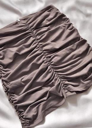 Коротка трикотажна спідниця з драпіруванням