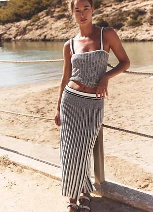 Трикотажная юбка в полоску с вырезами