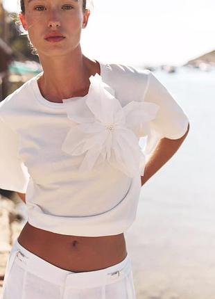 Футболка с объемным цветком