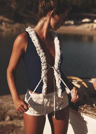 Топ с контрастными воланами