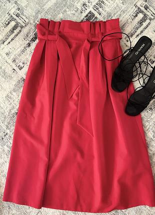 Червона спідниця