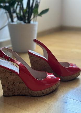 Яскраво червоні лакові шкіряні босоніжки. хто носив цей бренд вже ніколи йому не змінить.