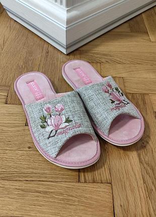 Женские льняные тапочки belsta с вышивкой и открытым носком