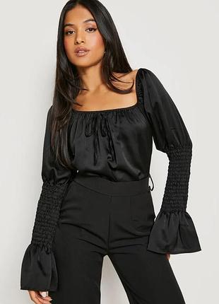 Черное атласное боди с манжетами на рукавах
