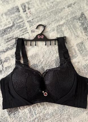 Чорний бюстгальтер